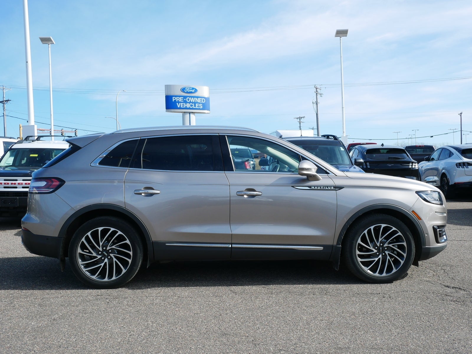 Used 2019 Lincoln Nautilus Reserve with VIN 2LMPJ8L98KBL11066 for sale in Inver Grove, Minnesota